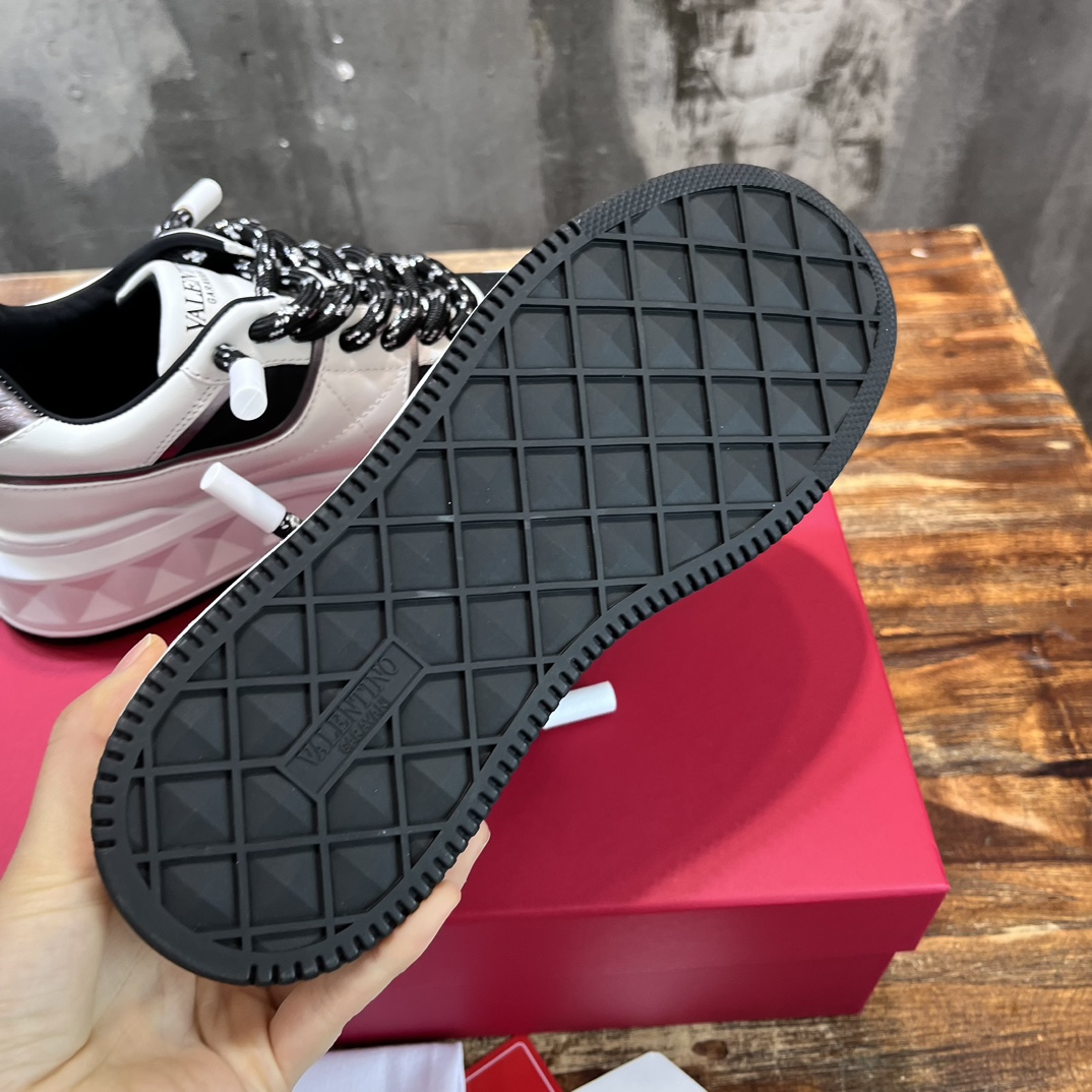 Replica Valentino Garavani Black & White One Stud Sneakers