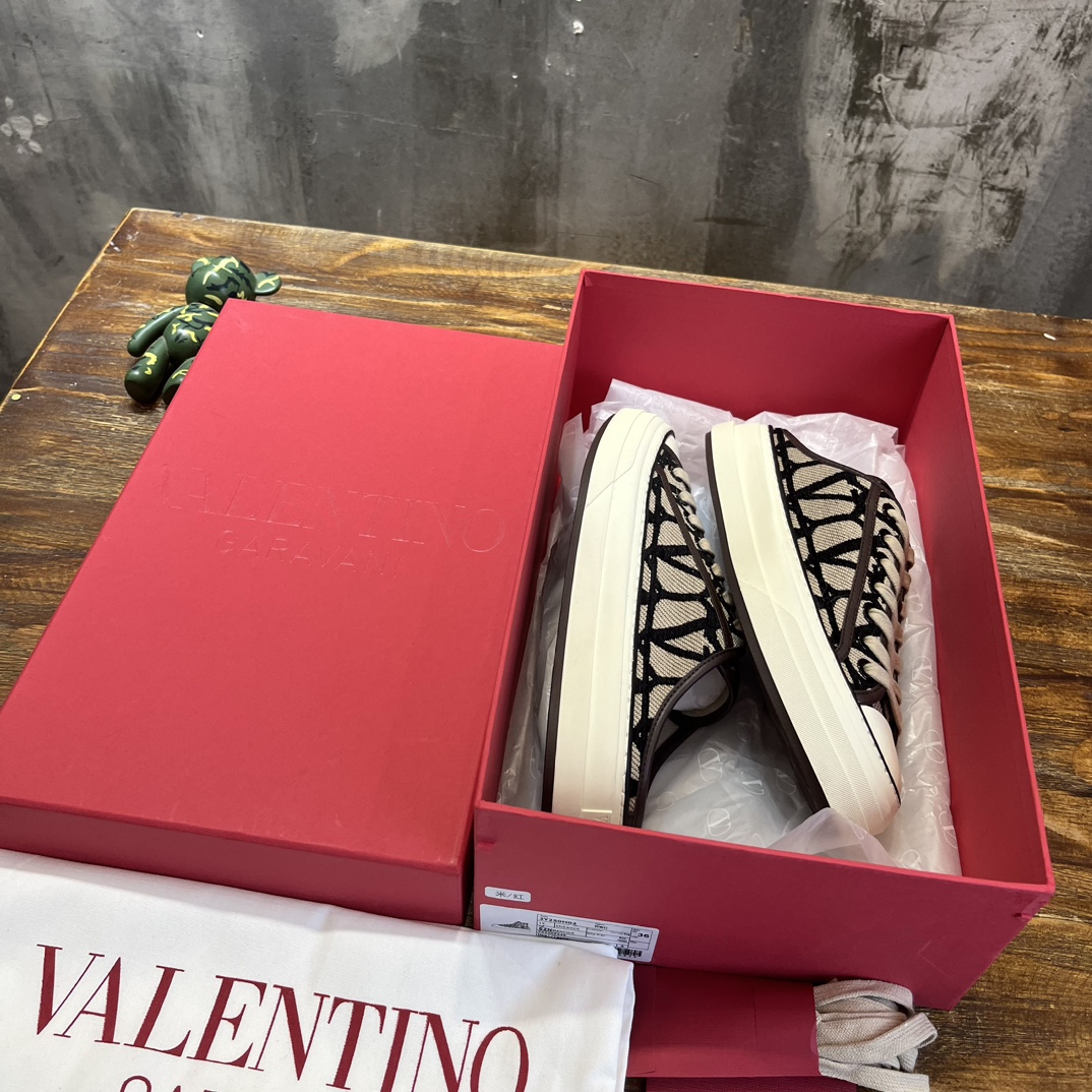 Replica Valentino Garavani Toile Iconographe Totaloop Low-top Sneaker