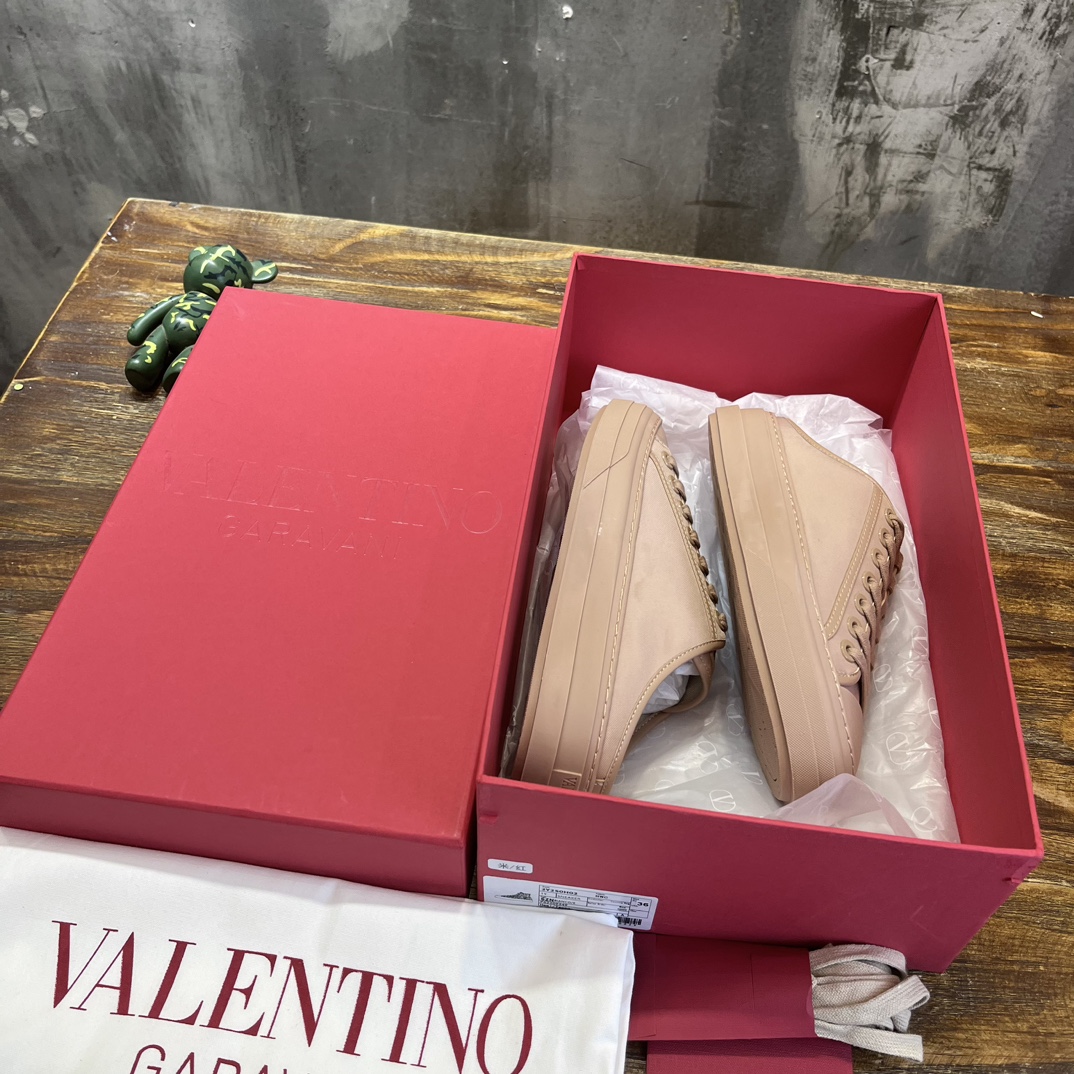 Replica Valentino Garavani - Rose Cannelle Leather Low Top Sneakers