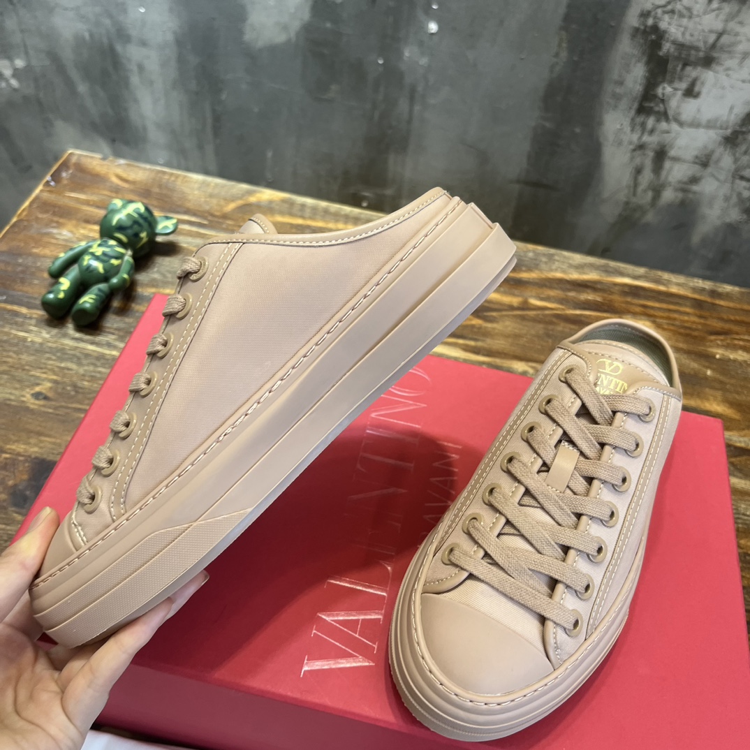 Replica Valentino Garavani - Rose Cannelle Leather Low Top Sneakers