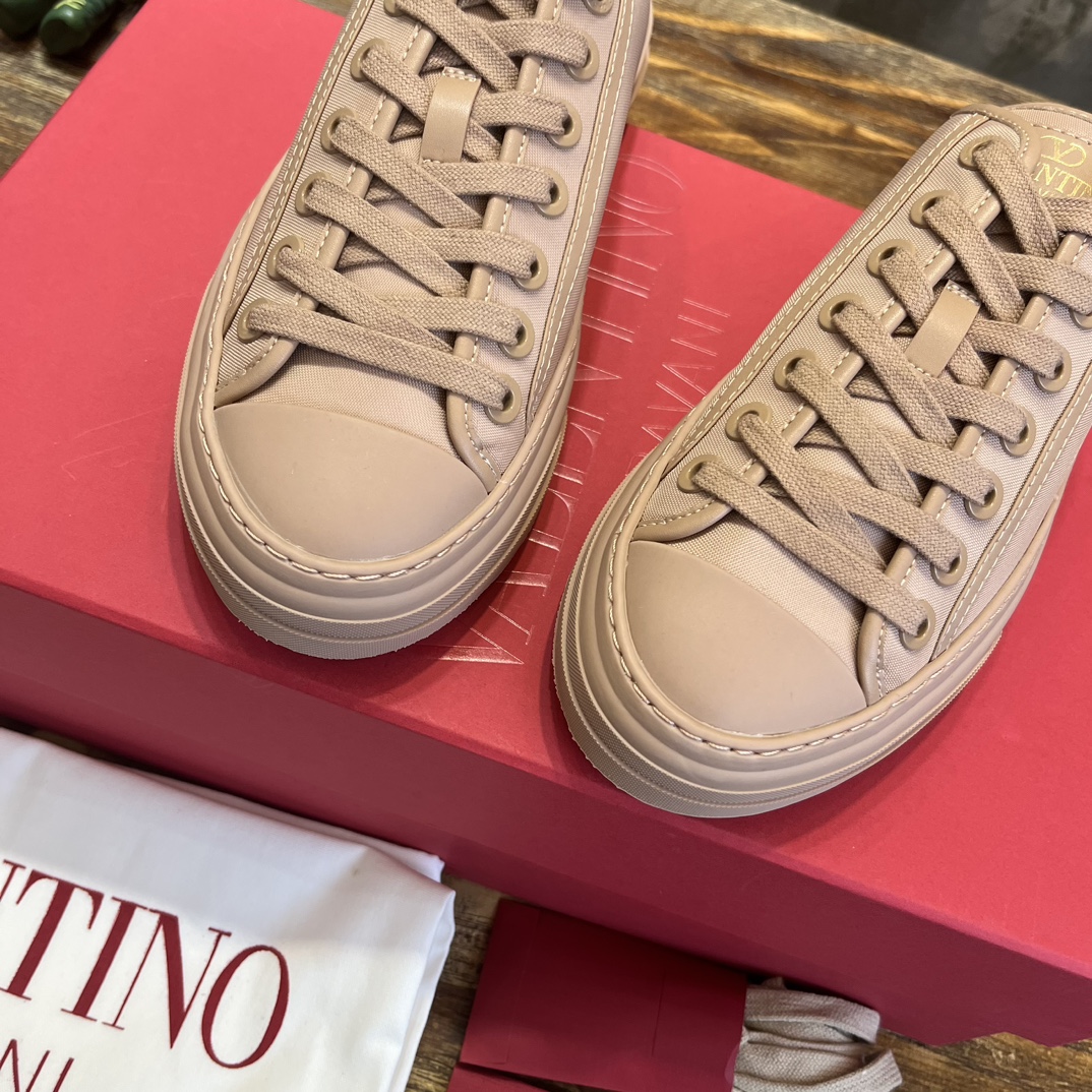 Replica Valentino Garavani - Rose Cannelle Leather Low Top Sneakers