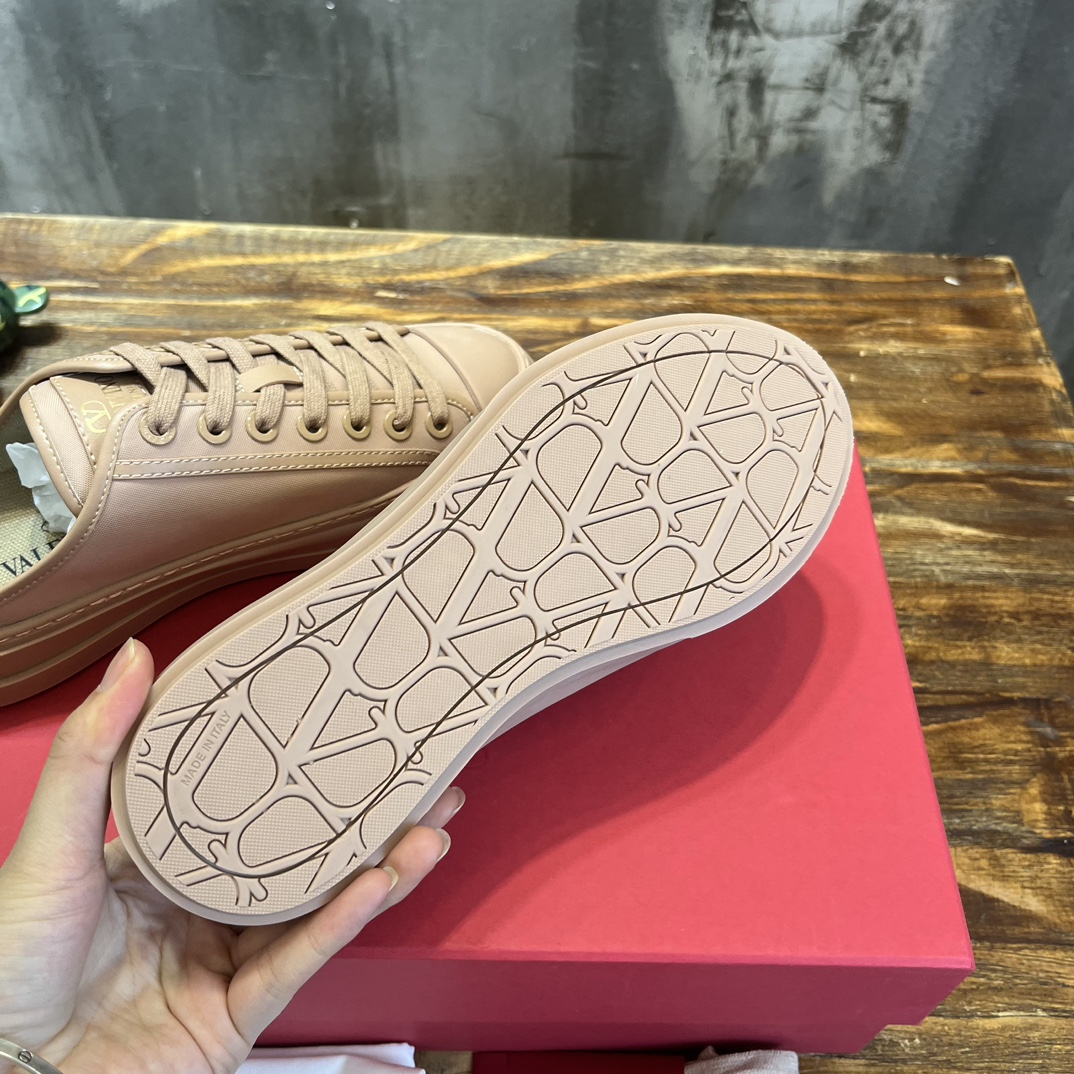 Replica Valentino Garavani - Rose Cannelle Leather Low Top Sneakers