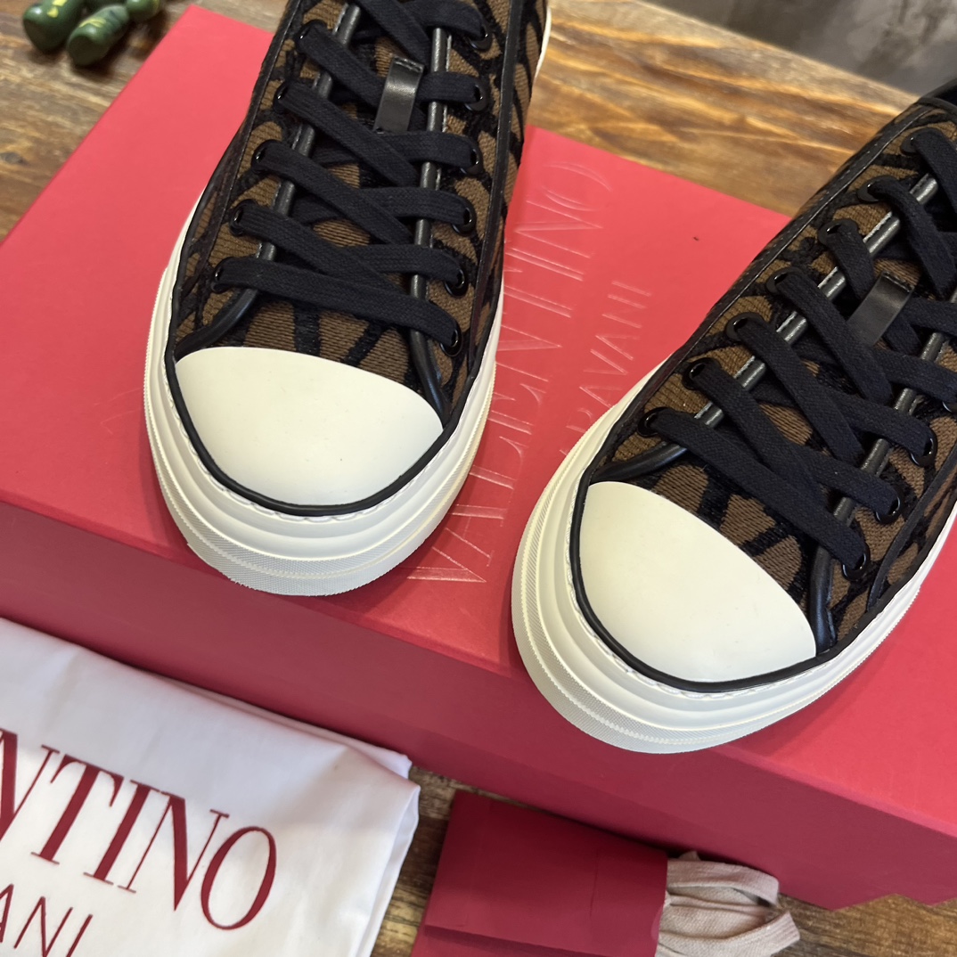 Replica Valentino Garavani Toile Iconographe Totaloop Low-top Sneaker