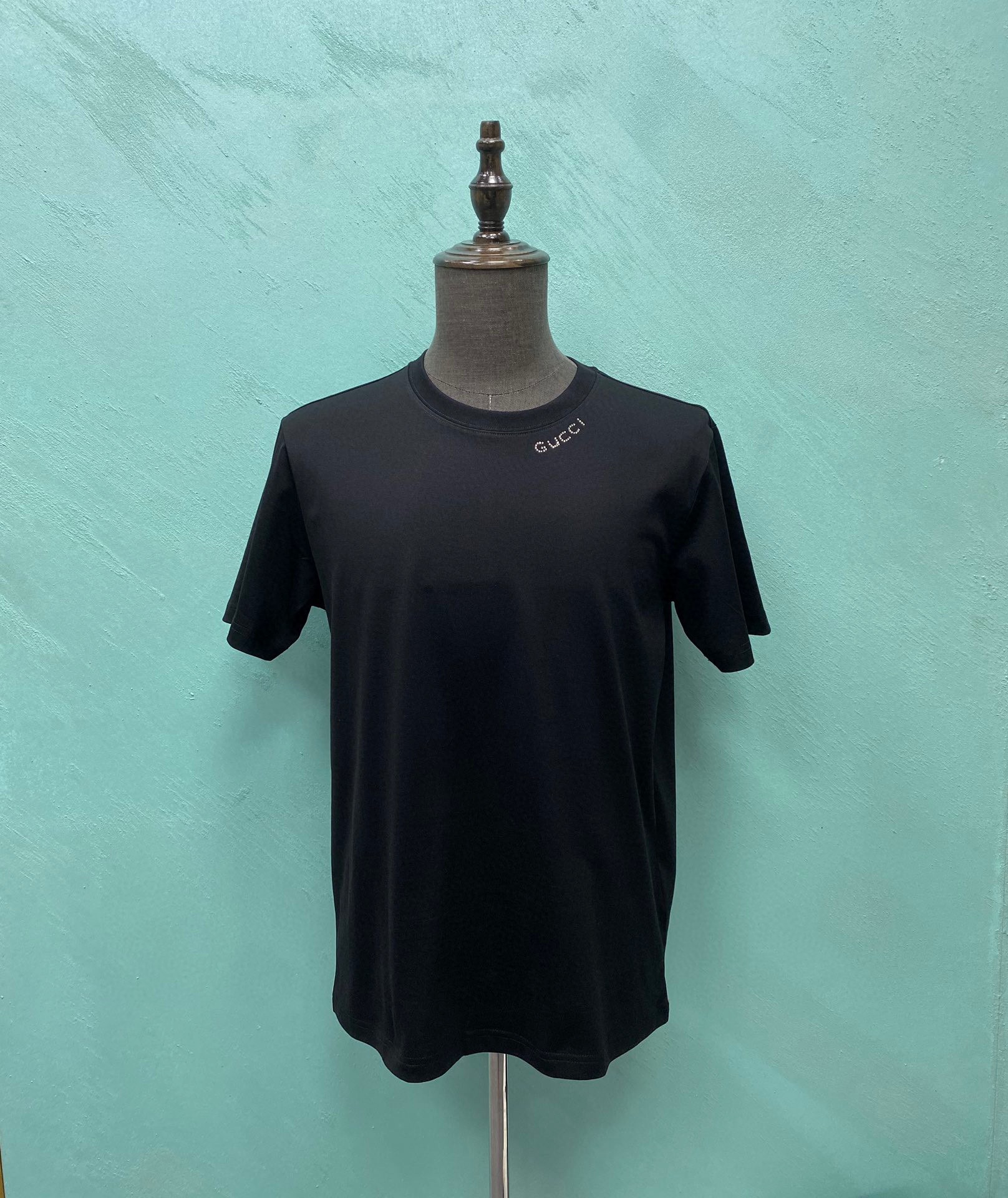 Replica GUCCI   t-shirt with logo neck print in black