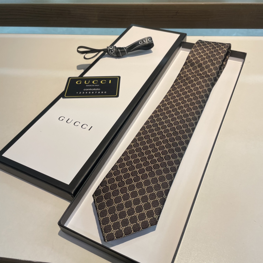 Replica Gucci geometric diamond silk tie