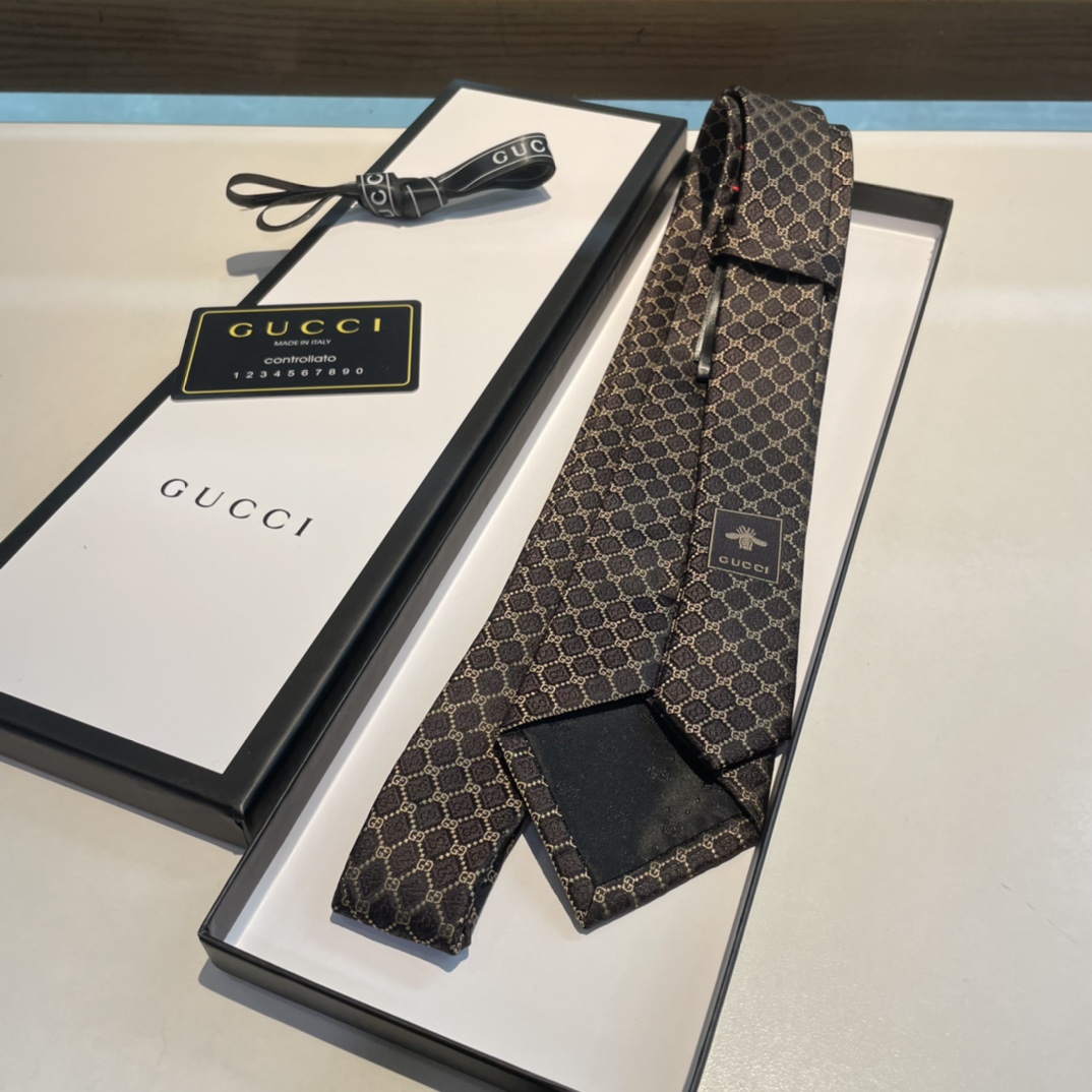 Replica Gucci geometric diamond silk tie