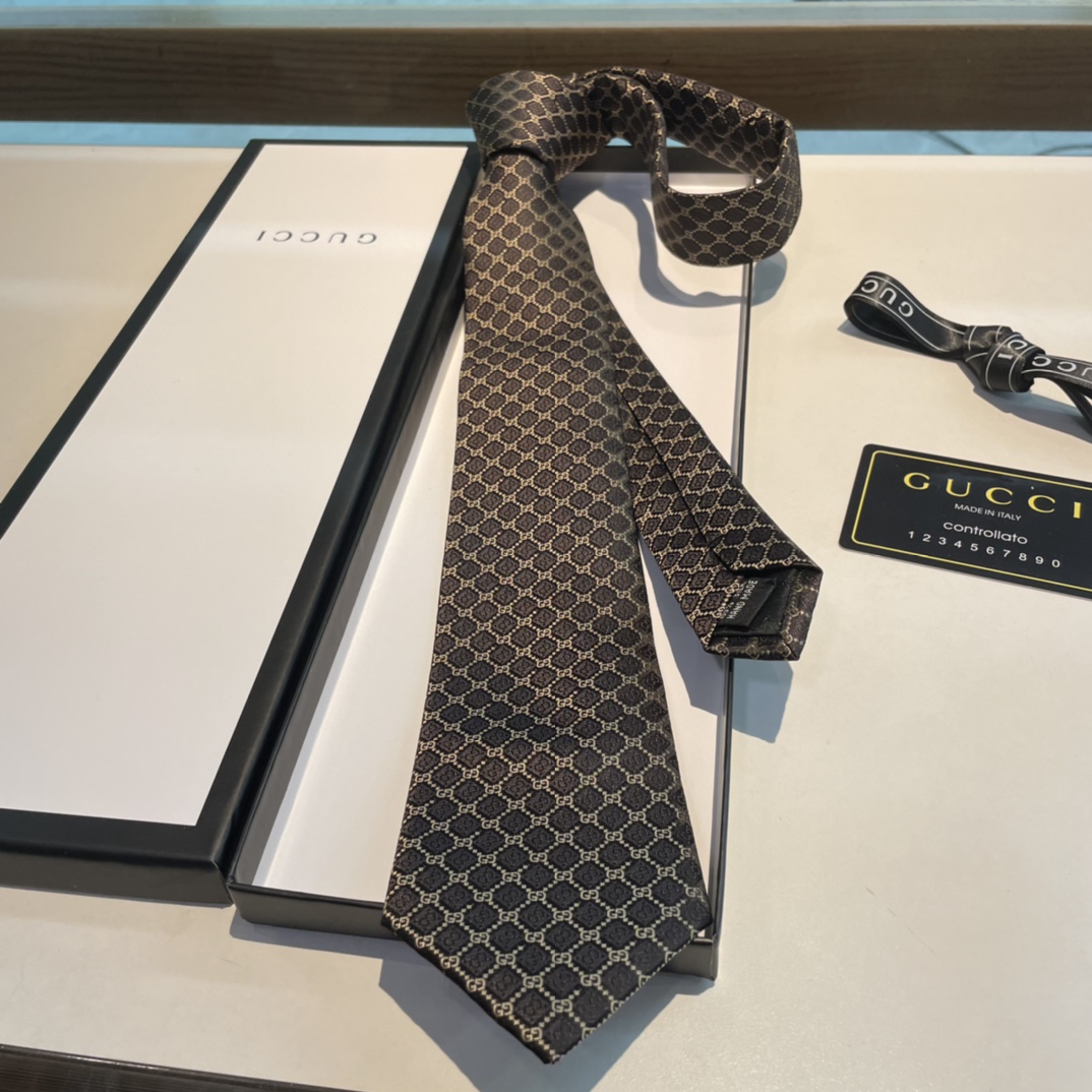 Replica Gucci geometric diamond silk tie