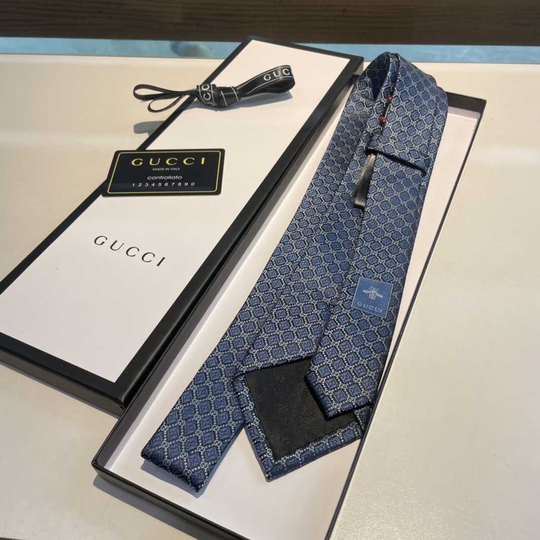 Replica Gucci geometric diamond silk tie