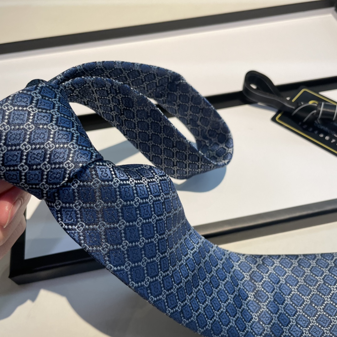 Replica Gucci geometric diamond silk tie