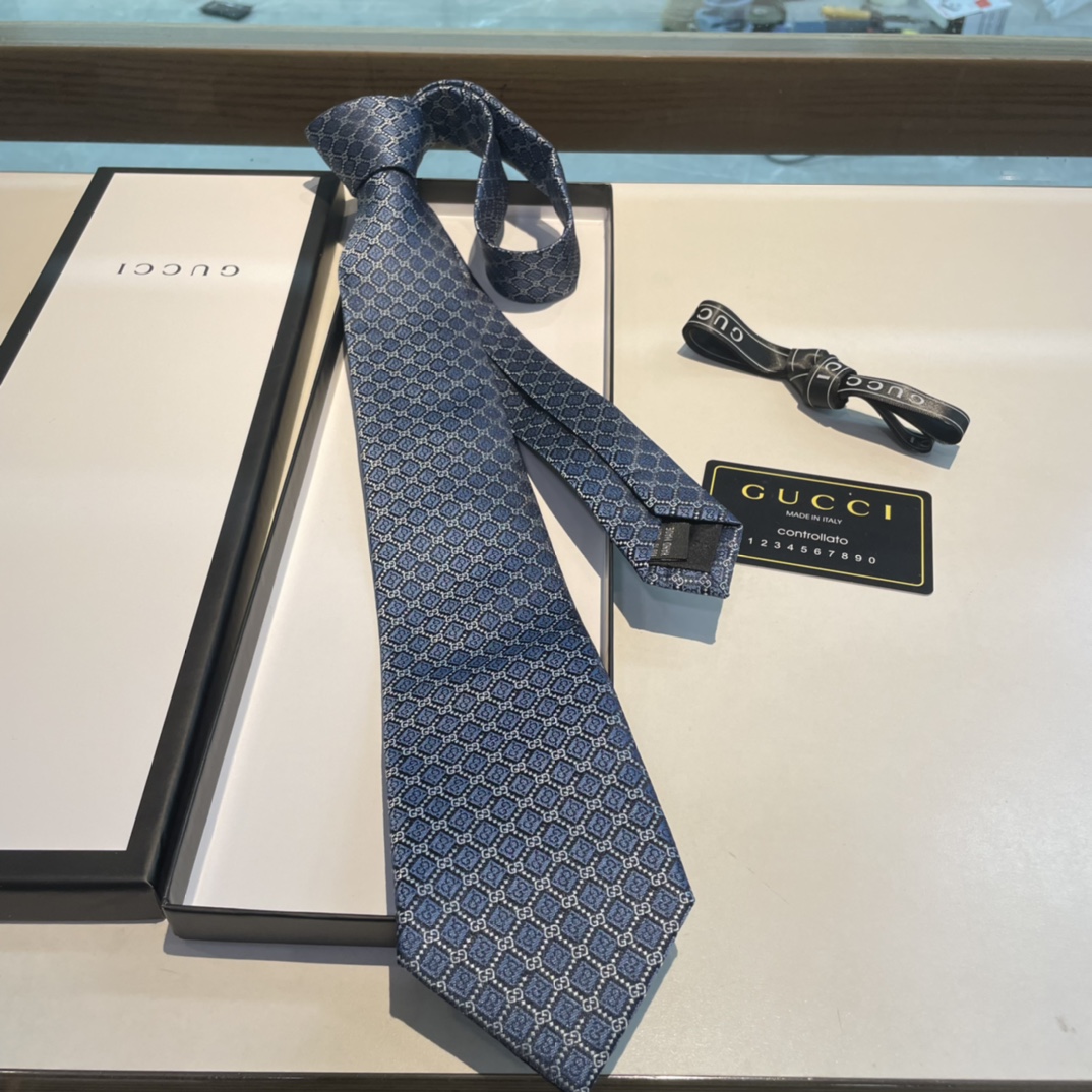 Replica Gucci geometric diamond silk tie