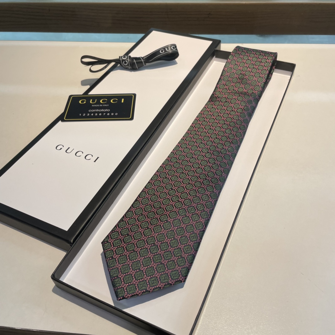 Replica Gucci geometric diamond silk tie