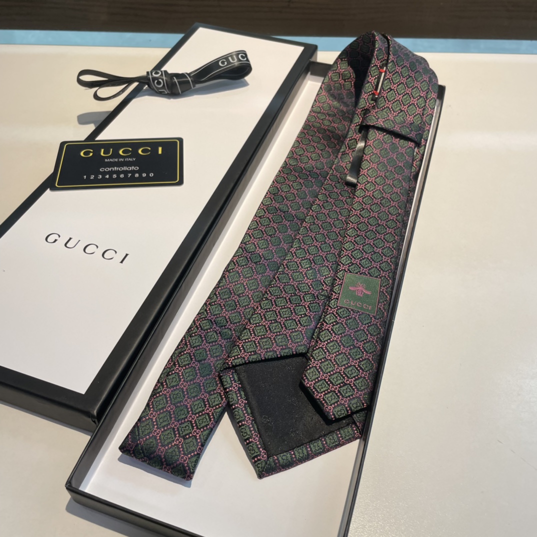 Replica Gucci geometric diamond silk tie