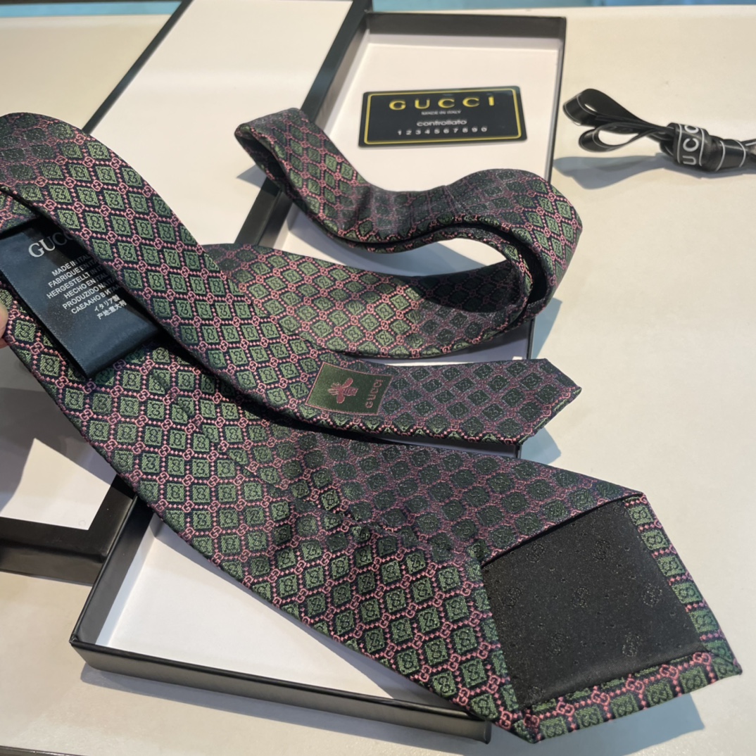 Replica Gucci geometric diamond silk tie