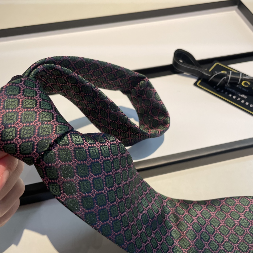 Replica Gucci geometric diamond silk tie