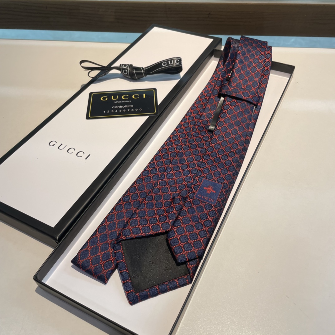 Replica Gucci geometric diamond silk tie