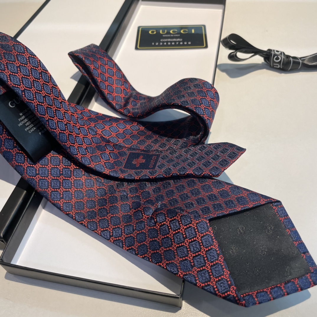 Replica Gucci geometric diamond silk tie