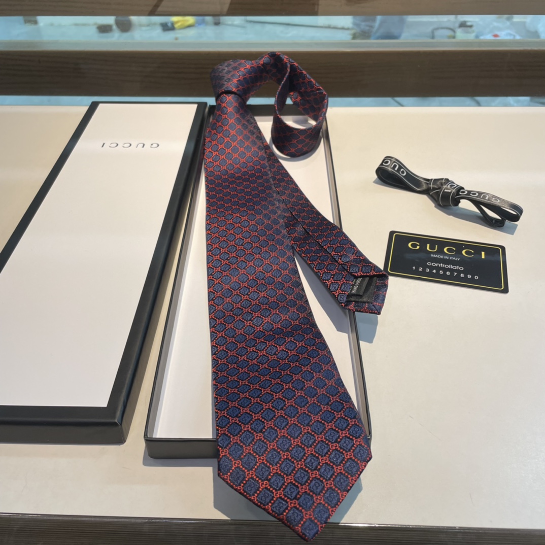 Replica Gucci geometric diamond silk tie