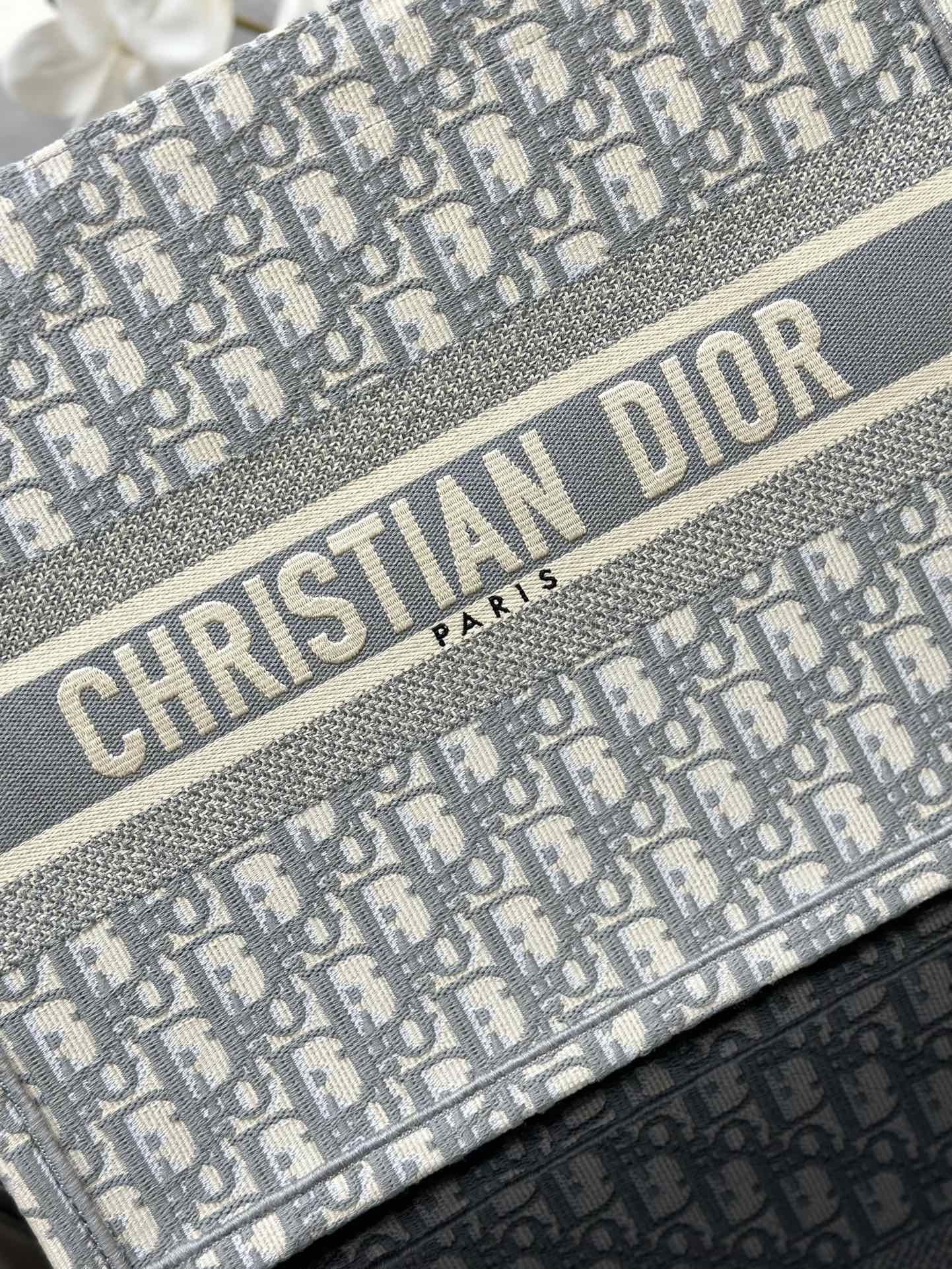 Replica DIOR Book Tote medium shopping bag Under the CHRISTIAN DIOR PARIS logo