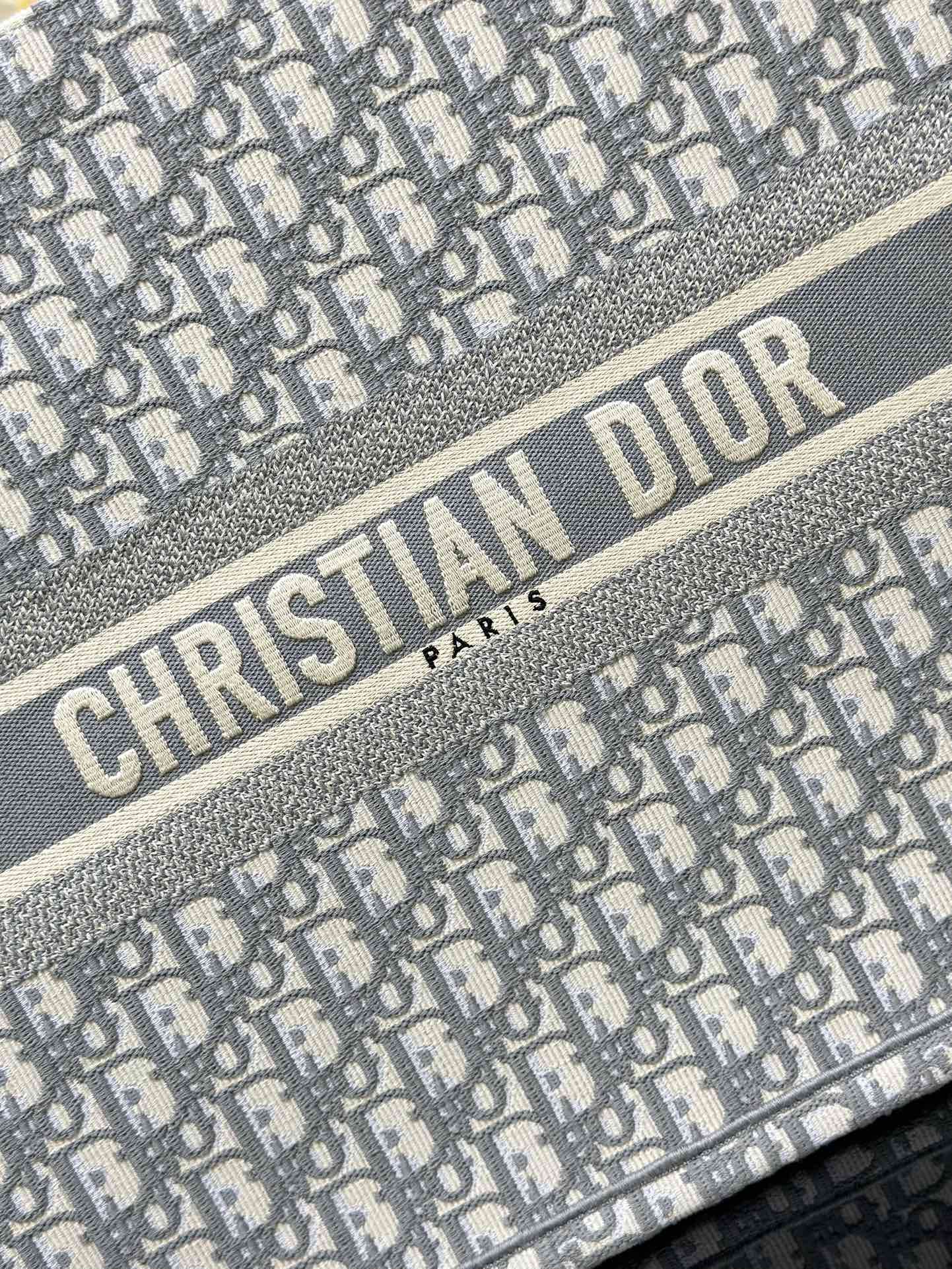 Replica DIOR Book Tote large shopping bag Under the CHRISTIAN DIOR PARIS logo