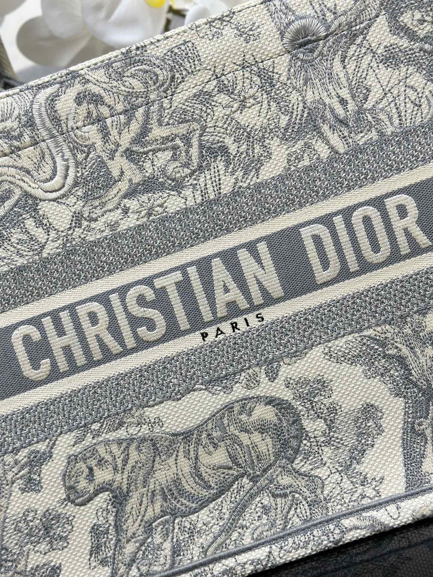 Replica DIOR Book Tote medium shopping bag Under the CHRISTIAN DIOR PARIS logo