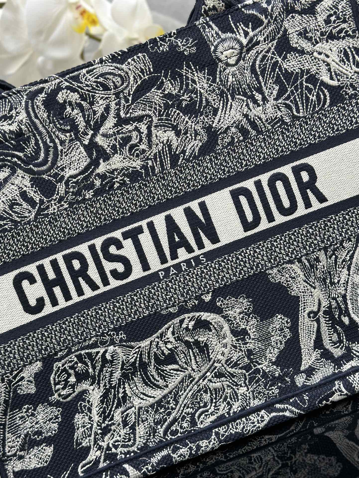 Replica DIOR Book Tote medium shopping bag Under the CHRISTIAN DIOR PARIS logo