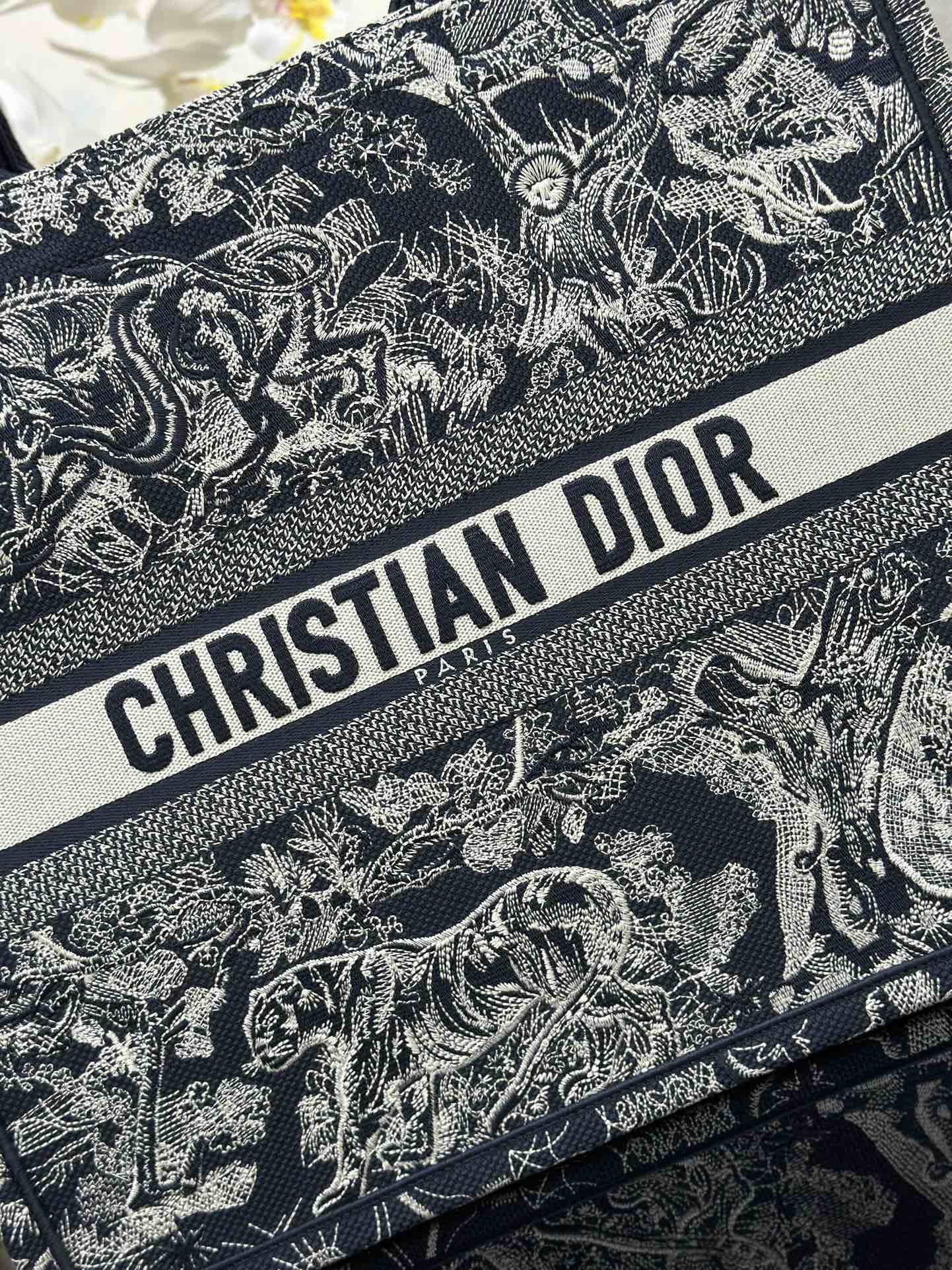 Replica DIOR Book Tote large shopping bag Under the CHRISTIAN DIOR PARIS logo