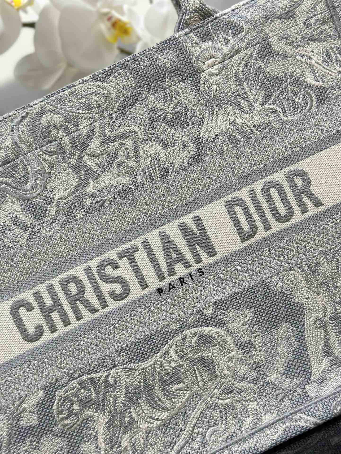 Replica DIOR Book Tote medium shopping bag Under the CHRISTIAN DIOR PARIS logo