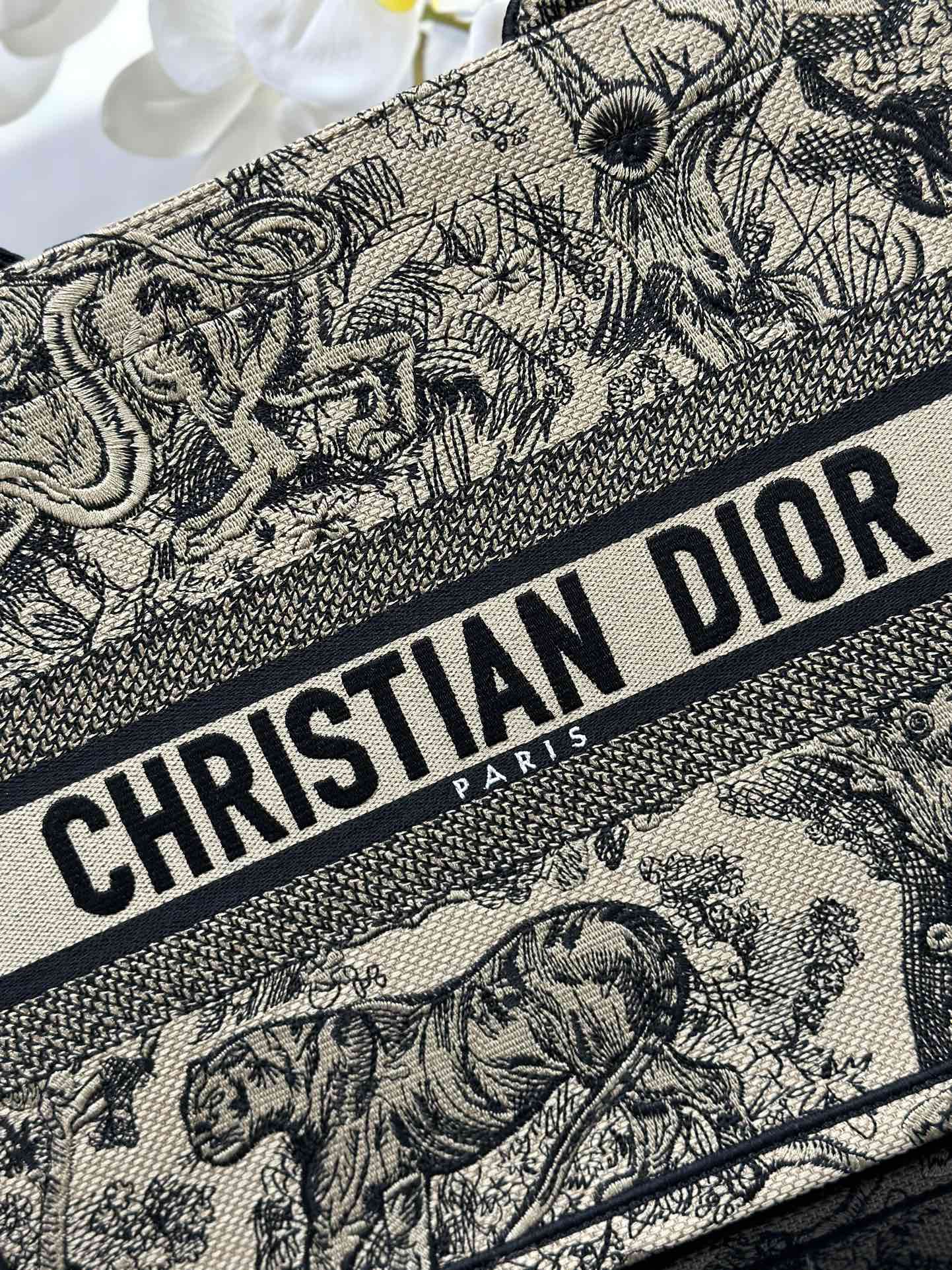 Replica DIOR Book Tote medium shopping bag Under the CHRISTIAN DIOR PARIS logo