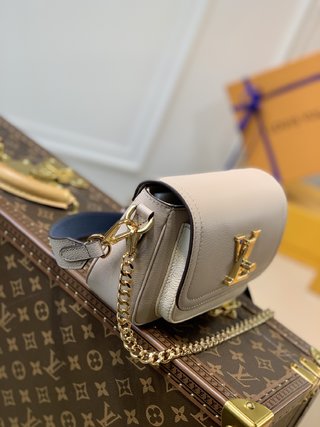 Replica Louis Vuitton Lockme Tender Handbags