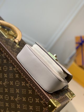 Replica Louis Vuitton Lockme Tender Handbags