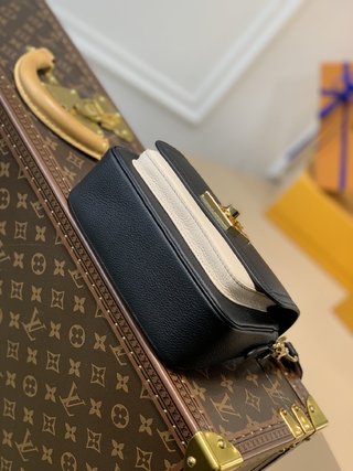 Replica Louis Vuitton Lockme Tender Handbags