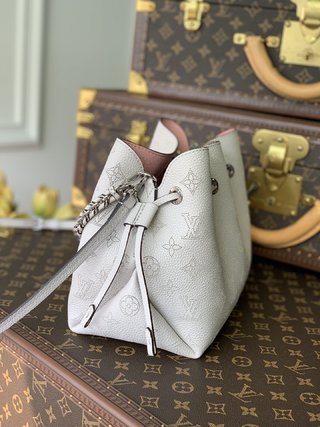 Replica Louis Vuitton Bella Handbags