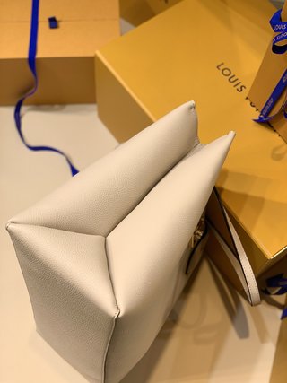 Replica Louis Vuitton Lockme Handbags