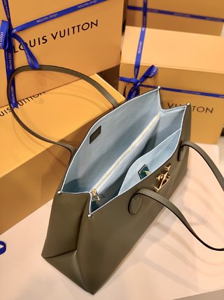 Replica Louis Vuitton Lockme Handbags