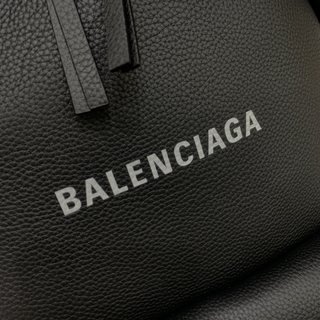 Replica Balenciaga - Everyday logo-print leather backpack - women - Leather - One Size - Black